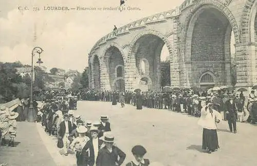 France Lourdes Procession se rendant a la Grotte