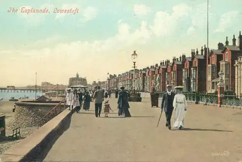 Postcard UK England Lowestoft the splanade