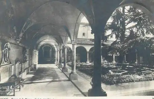 Postcard Italy > Toscana > Firenze (Florence) church courtyard