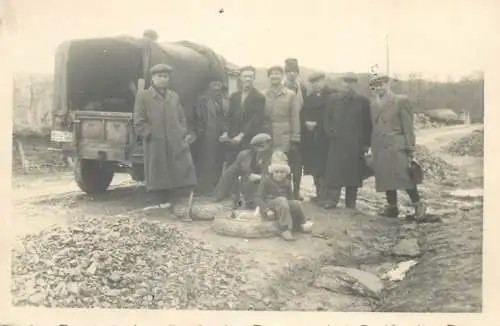 Social history photo people near truck group foto
