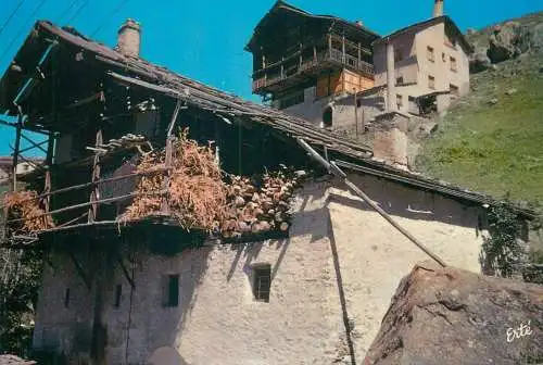 France Hautes Alpes Saint-Veran vieux chalets typiques
