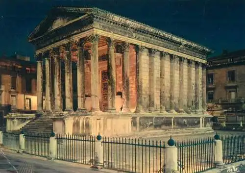 France Nimes La Maison Carree  monument romain vue de nuit