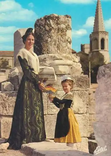 France Arles Arlesiennes avec costumes traditionnels dans le theatre antique