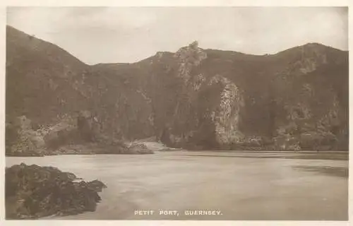 Postcard United Kingdom England Guernsey petit port