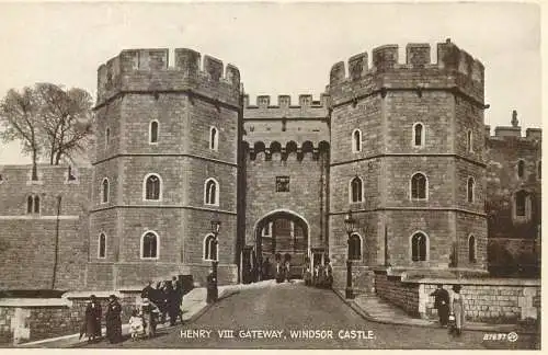 Postcard United Kingdom England Windsor castle Henry VIII gateway