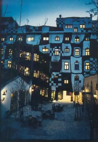 Austria Kunst aus Wien Hundertwasser Achitetuktur bei Nacht