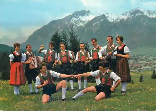 Austria Tirol Trachtenverein Schellentanz Reutte mit Hahnenkamm und Gaichtspitze