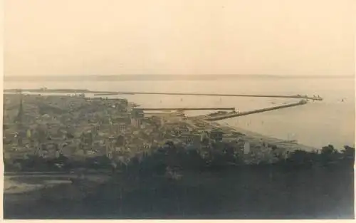 Postcard place to identify aerial scene of coastal area of city Leonar editure