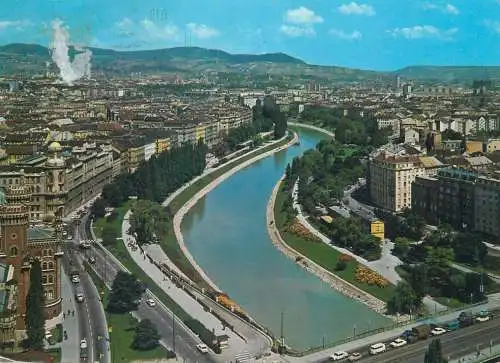 Austria Wien Donaukanal Blick gegen Kahlen- und Leopoldsberg