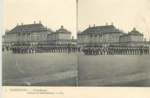 Stereographic vintage postcard Denmark Copenhagen chateau d'Amalienborg band soldier formation