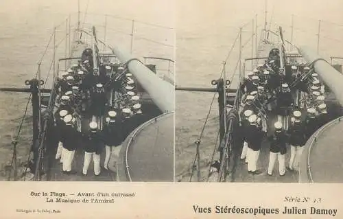 Marine française cpa vue stereoscopique sur la plage avant d'un cuirasse la musique de l'Amiral