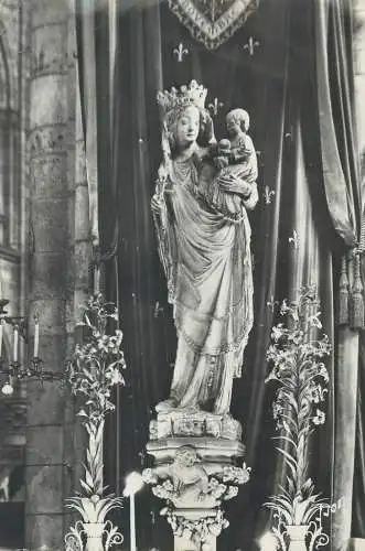 France Paris Cathedrale Notre Dame Statue de Notre de Paris