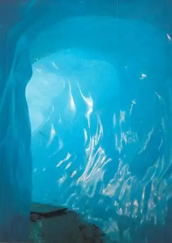 Switzerland Die blaue Eishohle am Oberen Grindelwaldgletscher