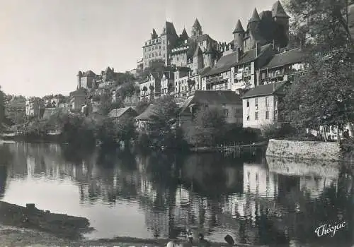 France Uzerche Les bords de la Vezere et l'Ecole superieure
