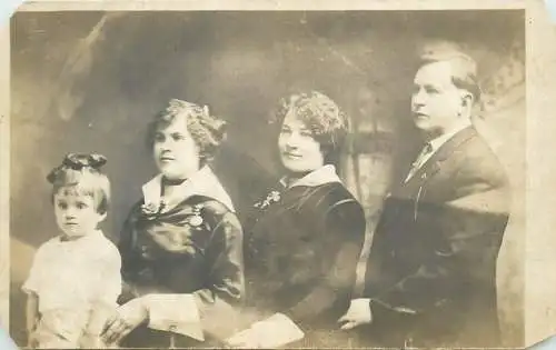 Social History parents and children family types and scenes group picture