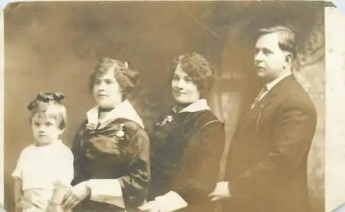 Social History parents and children family types and scenes group photo