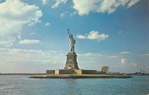 Postcard USA NY New York Liberty Island statue of Liberty