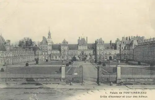 Postcard France palais de Fontainebleau grille d'honneur et cour des Adieux
