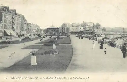 Postcard France Boulogne sur Mer le boulevard Sainte Beuve et le casino