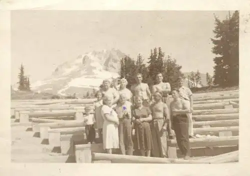 Photo ca. 9 x 12 cm  Die schoensten Gruesse von Portland dem Maunt Hut 1952