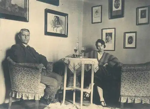 Photo ca. 8 x 11 cm anonymous couple interior