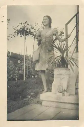 Photo ca. 6 x 9 cm elegant lady instant photography