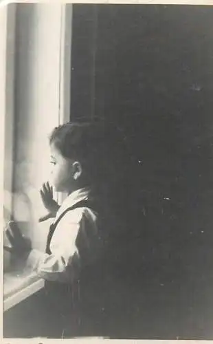 Photo ca. 6 x 9 cm boy looking at the window reflection instant photography