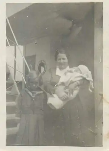 Photo ca. 6 x 9 cm instant photography woman & children baby