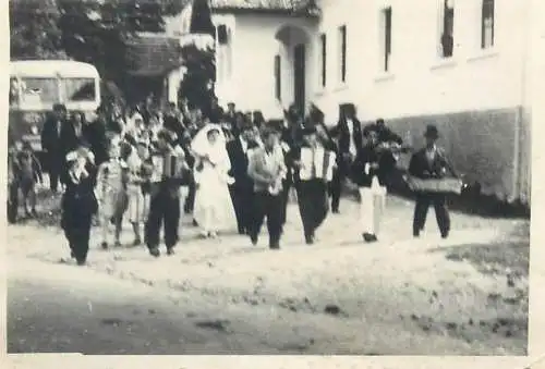 Photo ca. 6 x 9 cm family instant photography romanian wedding procession 1959