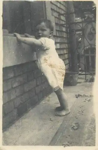 Photo ca. 6 x 9 cm family instant photography baby bebe enfant