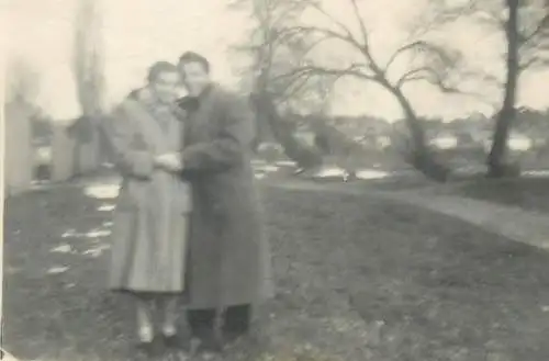 Photo ca. 6 x 9 cm instant photography couple souvenir Romania 1955