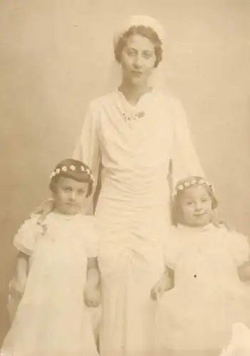 Photo ca. 6 x 9 cm bride & bridesmaids