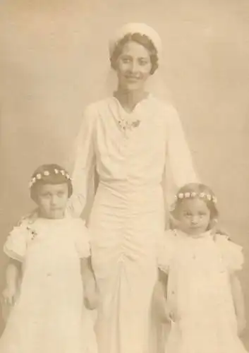 Photo ca. 6 x 9 cm bride & bridesmaids