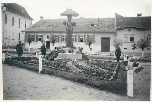 Photo ca. 6 x 9 cm military monument place to identify troita