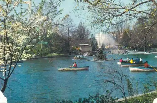 Romania Bucuresti Gradina Cismigiu cu barca pe lac