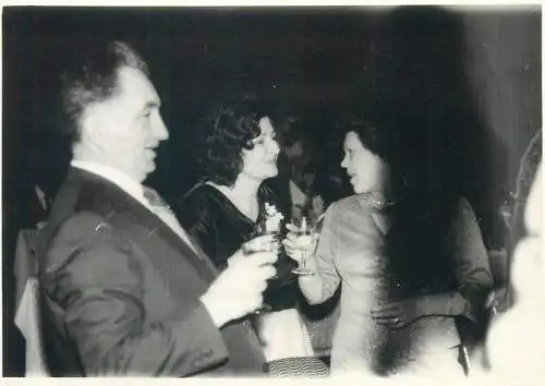 Social history photo 8 x 12 cm people meeting alcohol cheers