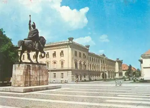 Romania Alba-Iulia Muzeul Unirii si statuia ecvestra a lui Mihai Viteazu