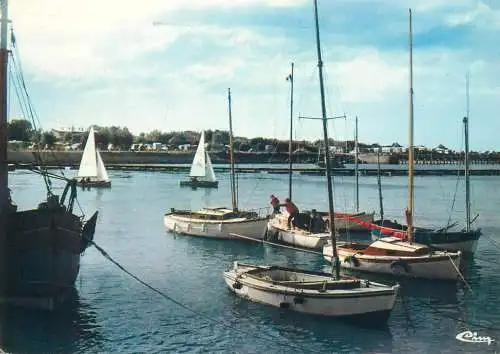 France Deauville La rentree des yachts et bateaux a la nuit tombante