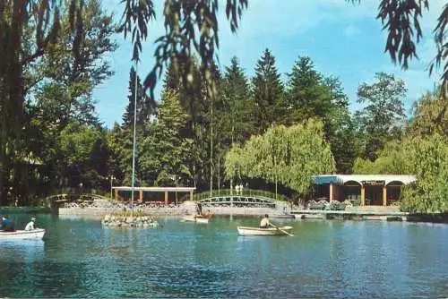 Romania Ramnicu Valcea vedere din parc plimbare cu barca pe lac