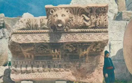 Piece de la corniche de la colonnade du temple de Jupiter detail view