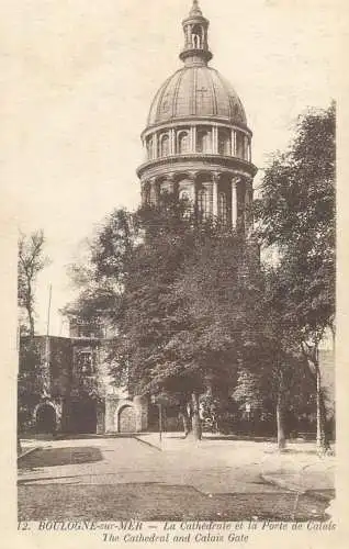 Postcard France Boulogne sur Mer la cathedrale et la porte de Calais