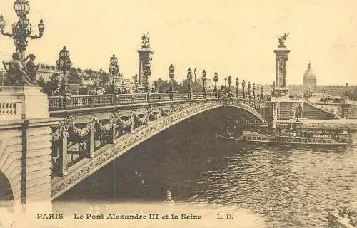 France Le Pont Alexandre III et la Seine