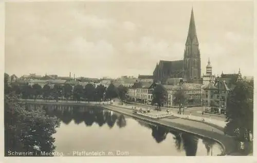 Germany Schwerin im Mecklenburg Pfaffenteich mit Dom