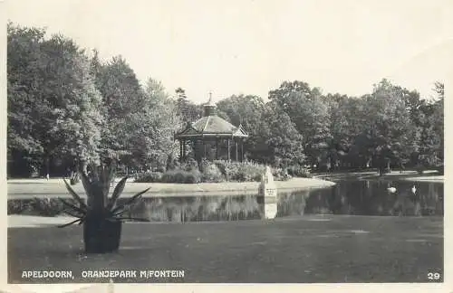 Postcard Netherlands Apeldoorn Oranjepark fontein