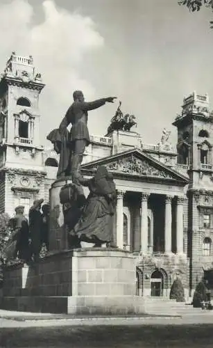 Postcard Hungary Budapest Kossuth Lajos szobra a Nemzeti Galeriaval