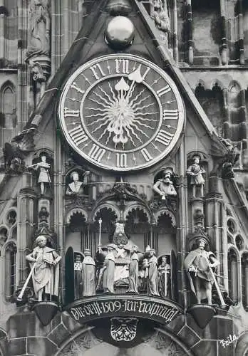 Postcard Germany Nurnberg Mannleinlaufen an der Frauen kirche