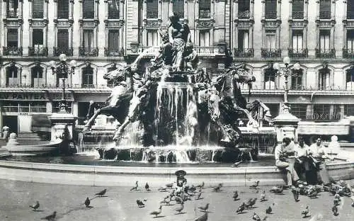 cpsm France Rhone Lyon place de Terreaux Fontaine Bartholdi