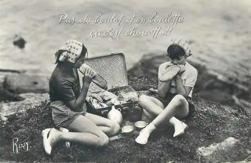 Comic Postcard Pas de boulot..et on boulotte ca c'est chouette deux fillettes mange baguettes