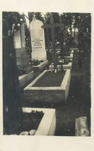 Postcard cemetery grave detail aspect place to identify