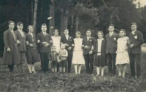 Fritz Wolf Ww., Pforzheim Studio real photography anonymous people elegant men and women wedding guests group picture